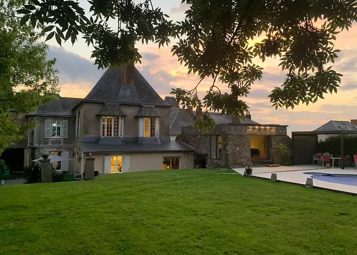 Character House With Pool And Jacuzzi